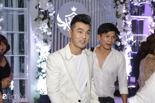 Ca sĩ Ưng Hoàng Úc ngoài là khách mời còn đóng góp vài tiết mục chúc phúc cặp đôi.