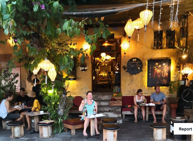 Những vị khách du lịch nước ngoài tại quán Cyclo’s Road