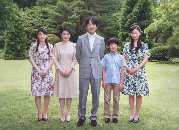 Vợ chồng Nhật hoàng và gia đình Thái tử Fumihito xuất hiện trong ảnh lịch của hoàng gia.