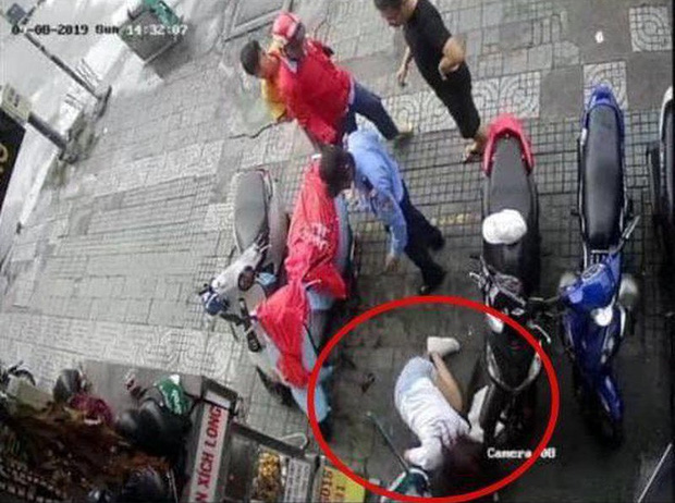 Nữ diễn viên bị tài xế Go-Viet đánh ngã xuống đất (khoanh tròn đỏ).