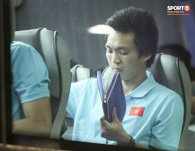 Tuấn Anh luôn mang theo sách trong mỗi chuyến đi. Ảnh: Hiếu Lương.