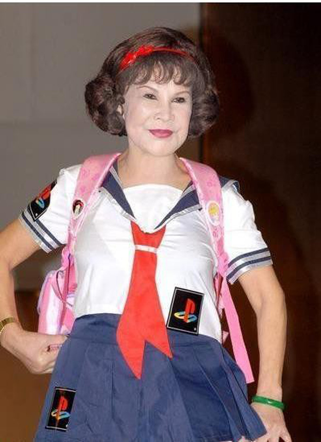 Hoàng Hạ Huệ và phong cách ăn mặc gây tranh cãi ở tuổi 80