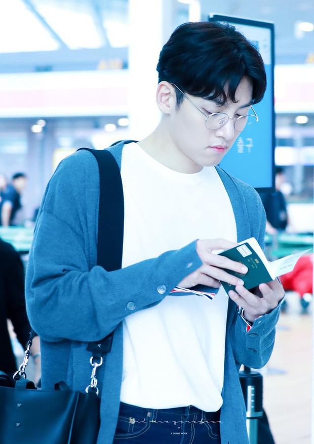 Nam tài tử ăn mặc đơn giản nhưng vẫn toát lên vẻ soái ca khi xuất phát từ sân bay Hàn.