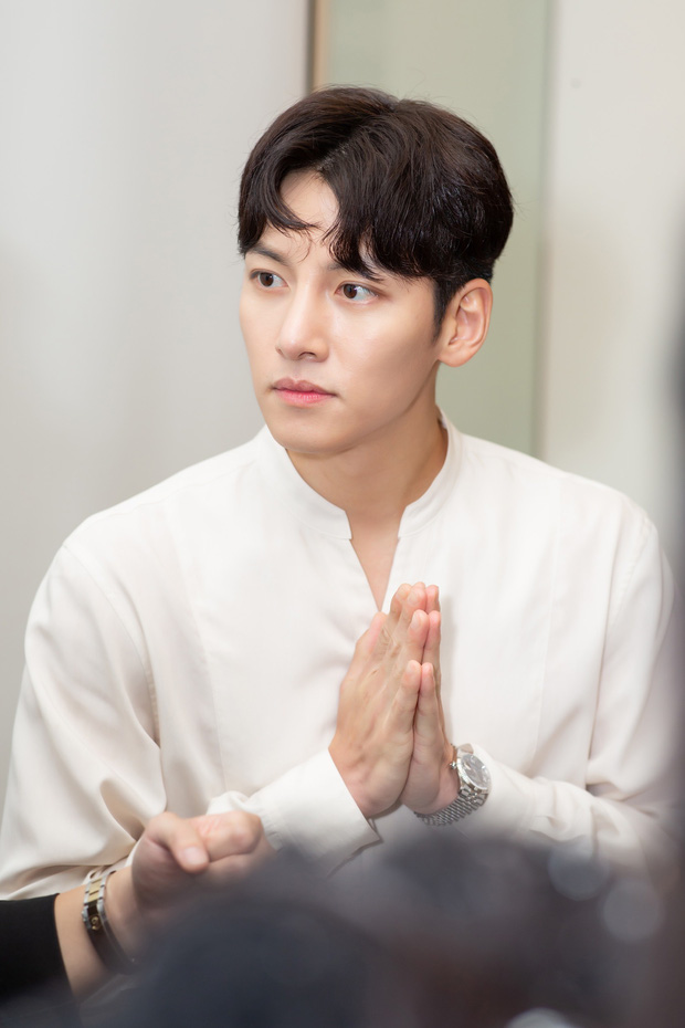 Ngay trong đêm, Ji Chang Wook đã lên đường về lại Hàn Quốc.