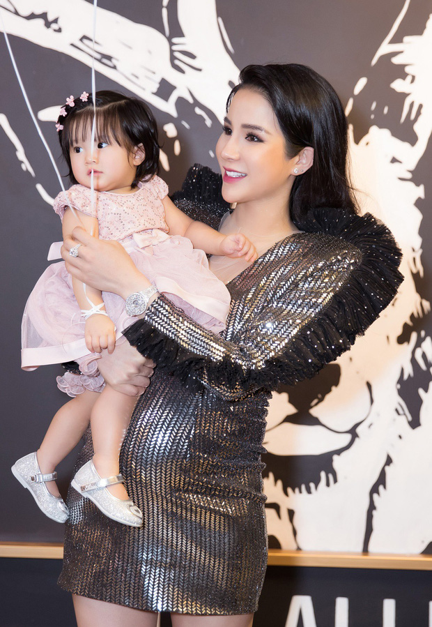 Diệp Lâm Anh cùng con gái tại sự kiện. Cô rất lấy làm tiếc vì chương trình bị huỷ vào giờ chót. Cô cho biết bảo vệ không được phép ngược đãi người hâm mộ.