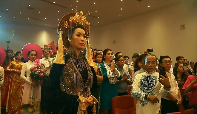 NSƯT Trịnh Kim Chi trong đại lễ dâng hương cúng Tổ.