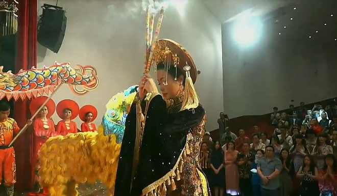 Bà bầu sân khấu Trịnh Kim Chi dâng 3 nén nhang khai lễ cúng Tổ.