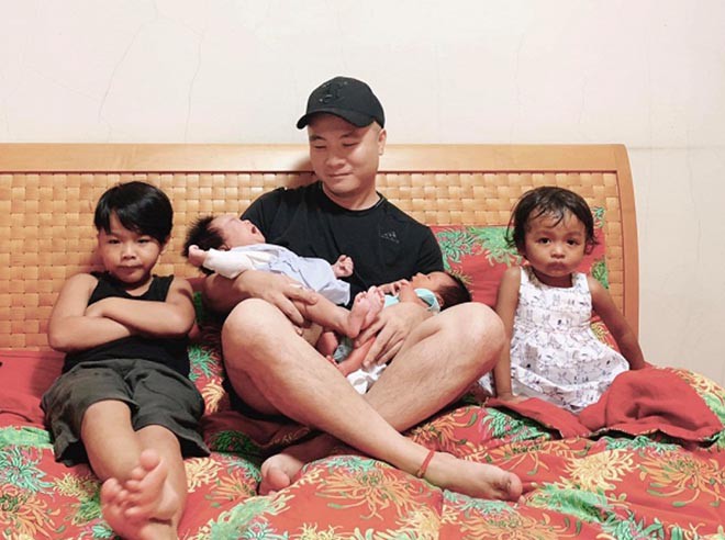 Dù bận rộn với đam mê thời trang, song Đỗ Mạnh Cường vẫn tự tay chăm sóc các con hàng ngày.