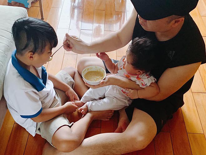 Có những hôm anh dậy từ 6h sáng cho con ăn.