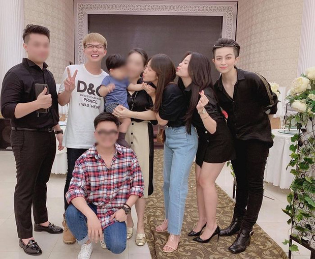 Trong các cuộc gặp gỡ với bạn bè cũng chọn đứng cạnh nhau ở mọi khung hình.