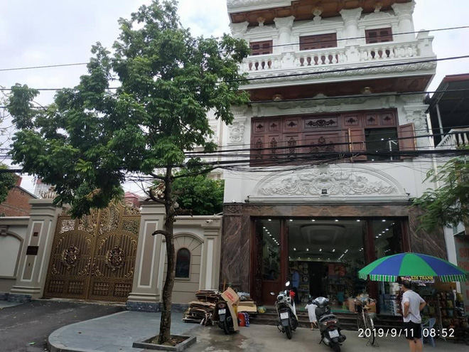 Tuy nhiên, chủ nhân của căn nhà lại sử dụng nguyên tầng 1 chỉ để mở cửa hàng tạp hóa phục vụ người dân quanh vùng