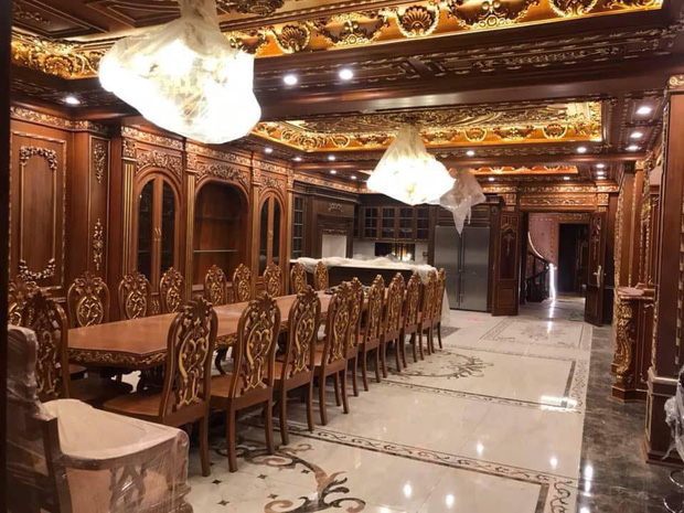 Không gian được cho là bên trong ngôi biệt thự với nội thất hầu hết được làm bằng gỗ khiến nhiều người choáng váng