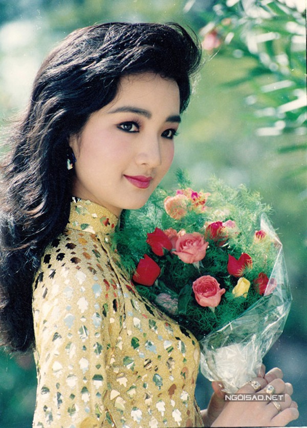 Giáng My đăng quang Hoa hậu Đền Hùng năm 1992.