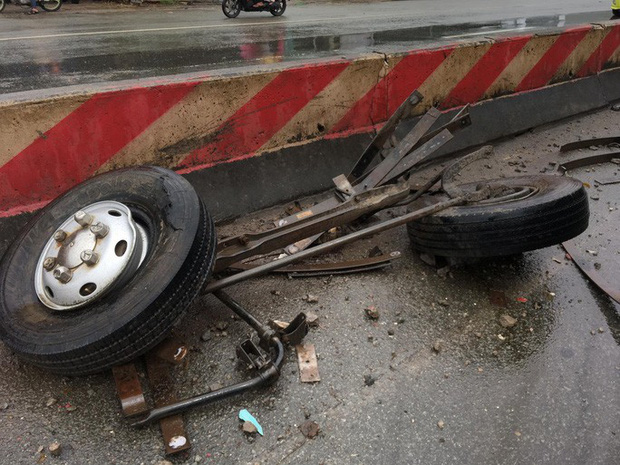 Các bánh xe bị văng ra