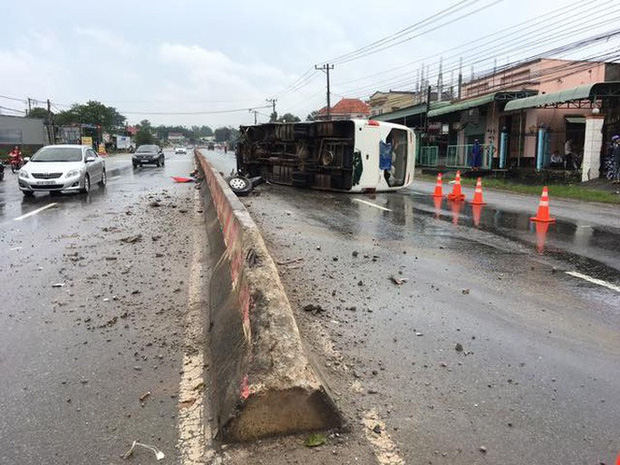 Một đoạn bê tông của dãy phân cách bị hỏng