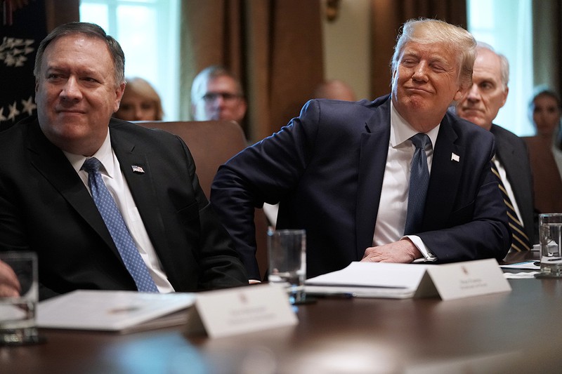 Ông Trump chia sẻ rằng Ngoại trưởng Pompeo (bên trái) thích cùng làm việc cùng ai đó hơn là kiêm nhiệm. Ảnh: Getty Images