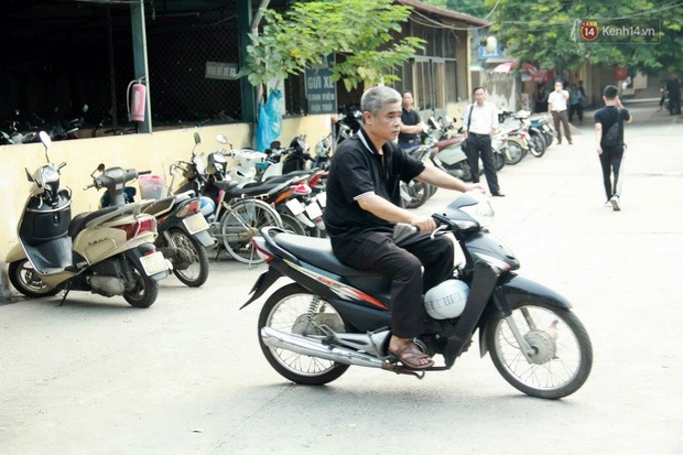 Ông Phiến nổ xe máy và di chuyển vào khu vực để xe máy của KTX