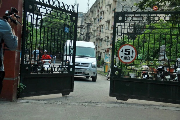 Chiếc xe ô tô được điều khiển rời khỏi KTX Học viện Báo chí