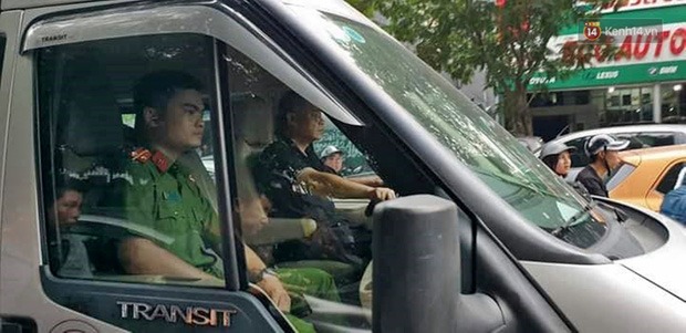 Ông Phiến lái xe cùng sự quan sát của công an