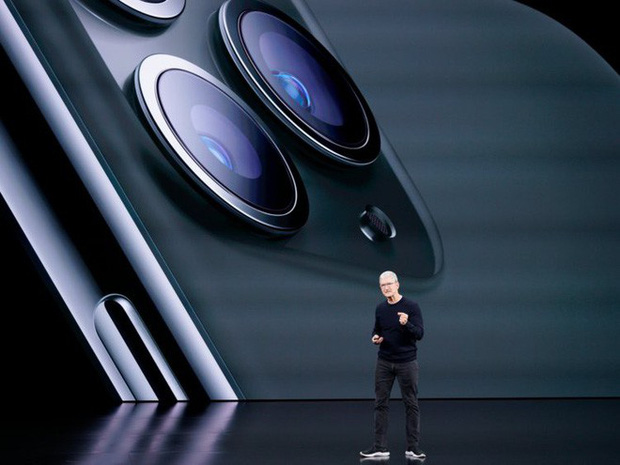 Tim Cook muốn người dùng mang ấn tượng rằng iPhone năm nay hoàn toàn mới, chạm tay đến một thế giới vốn nằm ngoài những chiếc iPhone: thế giới Pro.
