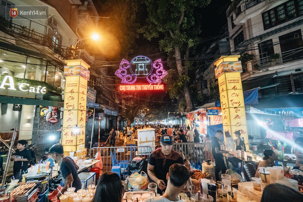 Đến hẹn lại lên, đúng dịp Rằm Trung thu, từ 19h30 tối 13/9, hàng vạn người dân lũ lượt đổ về khu chợ truyền thống dạo chơi. Nơi đây chạy dọc tuyến phố cổ Hàng Mã, Hàng Lược, Hàng Chiếu, Hàng Đường, bày bán nhiều mặt hàng, đồ chơi.