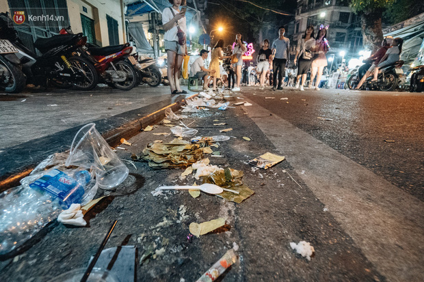 Rác trải dài từ phiên chợ ra tới nhà dân.