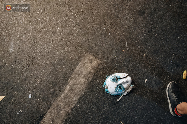 Chiếc mặt nạ rách đôi bị bỏ lại sau đêm vui chơi.