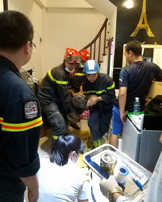 Lực lượng chức năng giải cứu thành công nạn nhân.