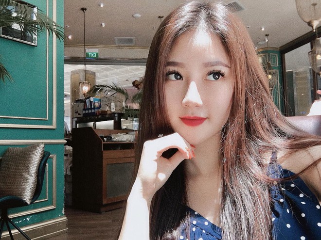 CĐV nữ được chú ý trở lại vì nhan sắc ngày càng xinh đẹp.