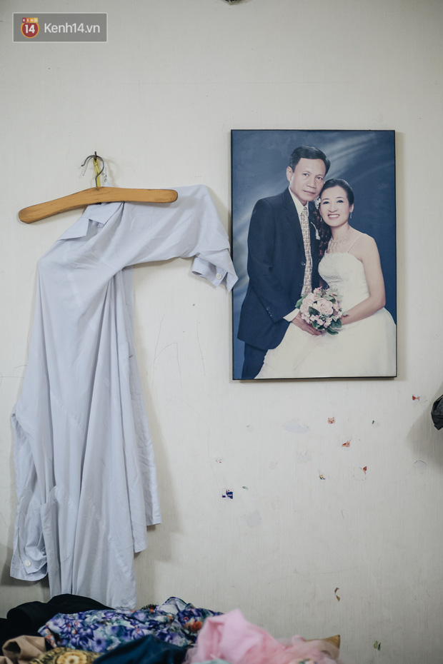 Bức ảnh cưới đơn sơ trong góc nhà.