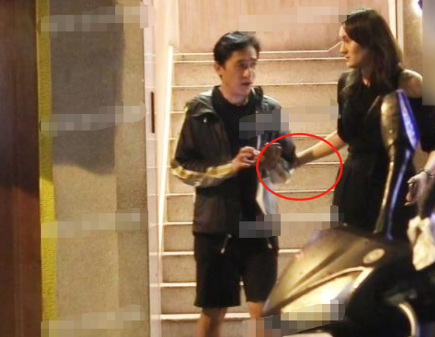 Họ kéo tay nhau có vẻ khá thân mật.