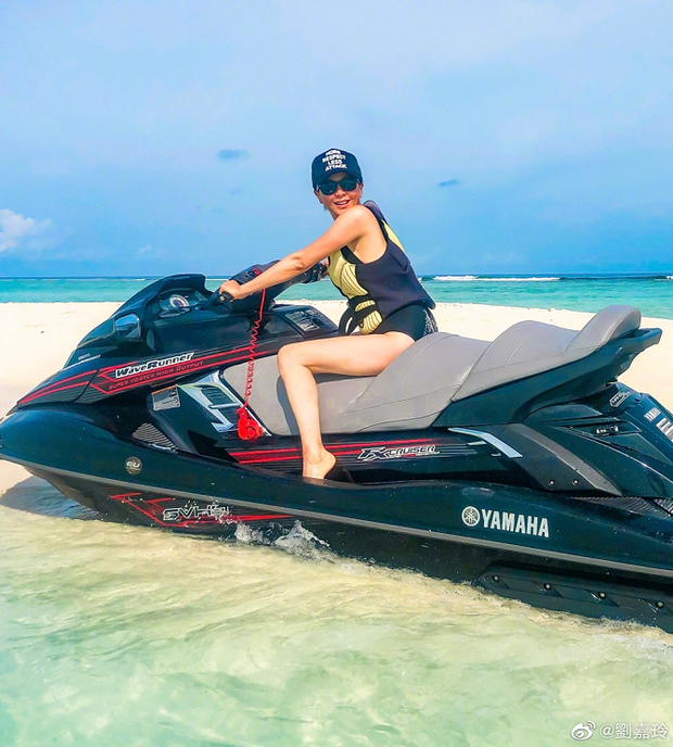 Trong khi đó, Lưu Gia Linh vẫn đang vi vu bên bờ biển.