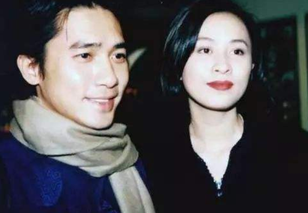 Fanclub của Lương Triều Vỹ cho biết cô gái kia là trợ lý của Lưu Gia Linh.