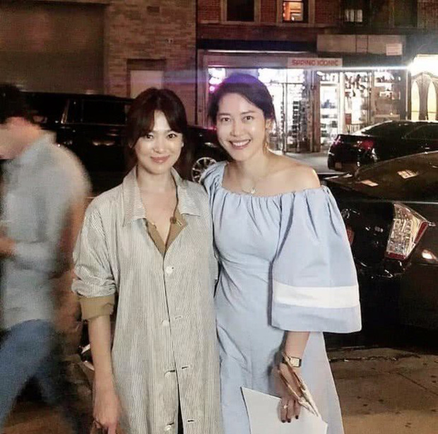 Hình ảnh đời thường hiếm hoi của Song Hye Kyo tại New York. Nữ diễn viên để mặt mộc và thần thái rạng rỡ