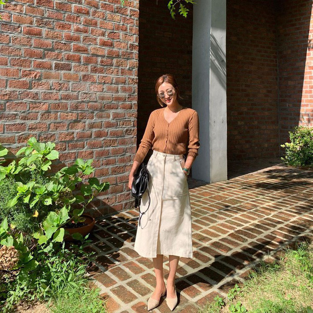 Cô nàng này khá tinh tế khi chọn cho mình chiếc áo cardigan màu nâu đậm chất mùa Thu. Cách mix cùng chân váy midi và giày mũi nhọn giúp hack dáng triệt để.