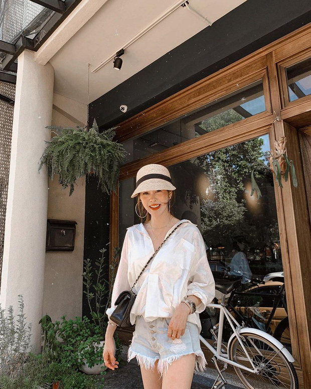 Áo sơ mi dáng rộng vẫn là món đồ được các quý cô yêu thích, nếu đang tìm 1 cách để F5 cùng chiếc áo này thì các nàng thử cách mix với quần shorts jeans rách như cô nàng này xem sao nhé.