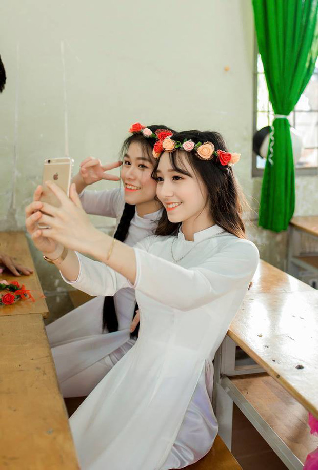 Cô gái thường xuyên đăng tải những bức ảnh vui vẻ cùng với bạn bè trên trang cá nhân của mình.