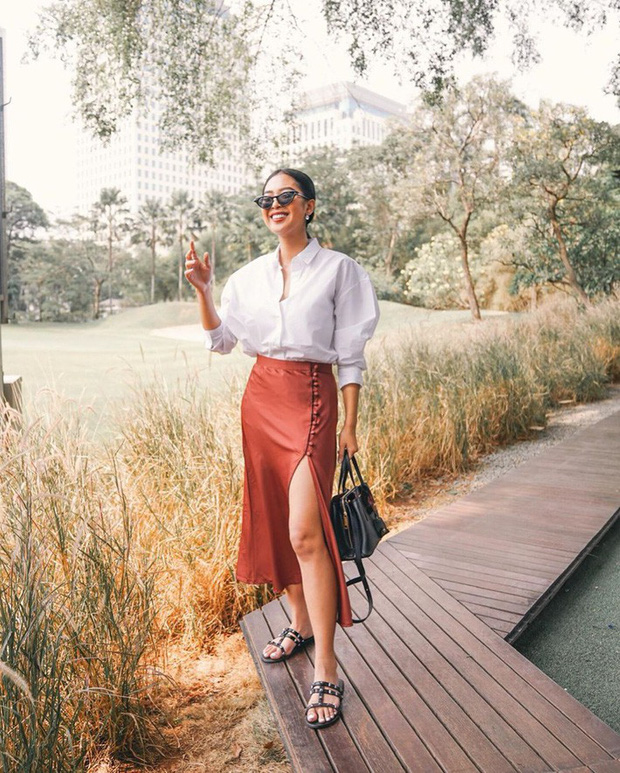 Chiếc váy midi với điểm nhấn xẻ tà chính là yếu tố giúp cho set đồ của cô nàng này nhìn thu hút hơn hẳn.