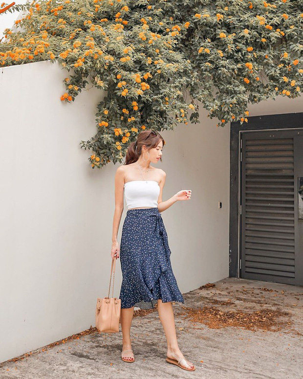 Trẻ trung hơn cả chính là set đồ của cô nàng này. Chiếc áo quây đơn giản mix cùng chân váy chấm bi là gợi ý hoàn hảo cho dịp đi chơi cuối tuần.