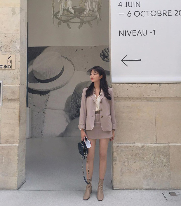 Set suits váy ngắn khá phù hợp để mặc khi thời tiết sang Thu, bạn có thể chọn mix cùng áo hai dây hoặc sơ mi basic như cô nàng này.