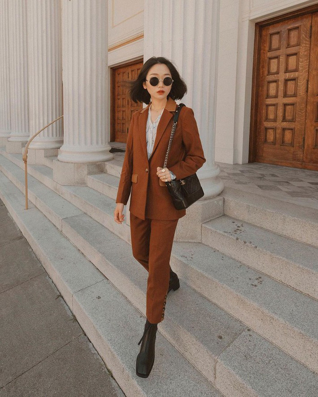 Ngoài những set suits ngắn thì những set suits dáng dài sẽ là lựa chọn an toàn dành cho các nàng công sở.