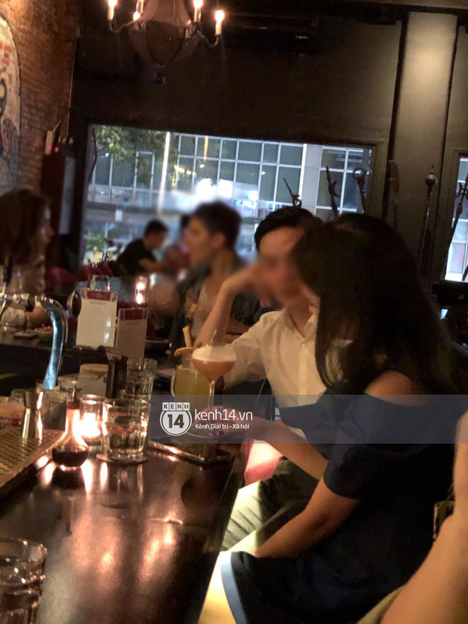 Nhìn những cử chỉ thân mặt mà họ trao nhau, dân tình phỏng đoán đây không phải là mối quan hệ bạn bè bình thường. 