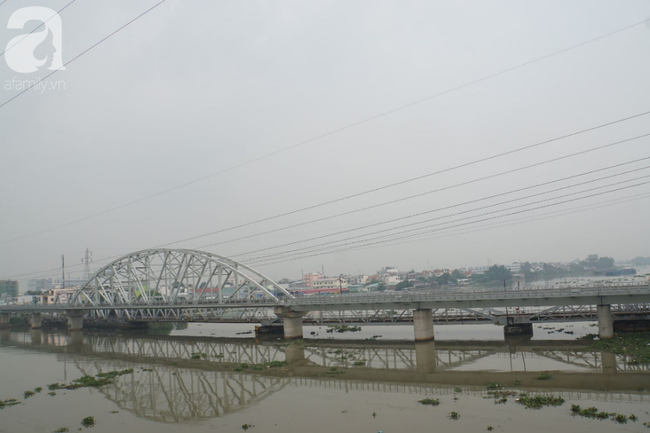 Màu nước sông Sài Gòn như đen hơn vì không khí ô nhiễm.