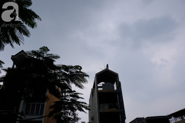 13h chiều nhưng bầu trời như sắp tối.