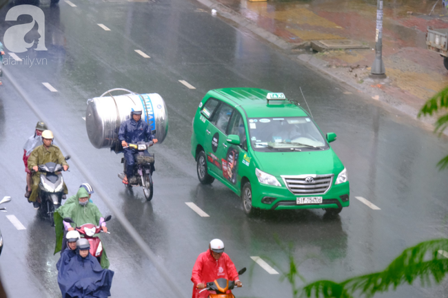 Hơn 14h, một số khu vực bắt đầu mưa.