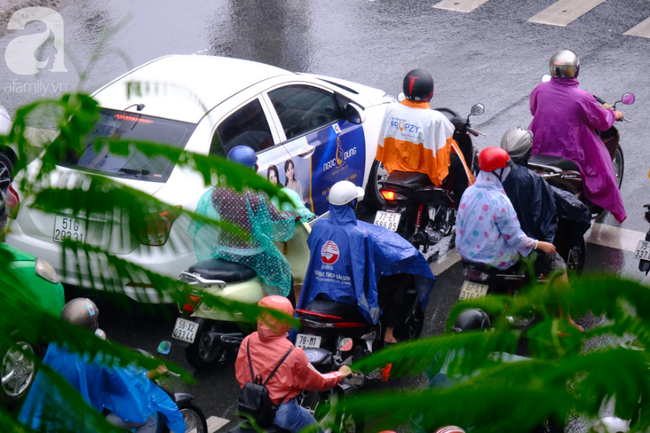 Người dân lưu thông dưới mưa càng thêm bất tiện.