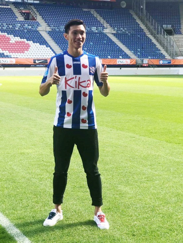 Văn Hậu từng đi đôi giày thiết kế của Chanel có hai dây lệch tông màu ở lễ ra mắt CLB SC Heerenveen.