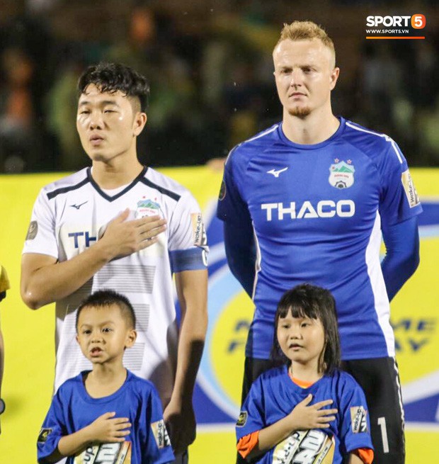 Wieger Sietsma (phải) chính thức chia tay HAGL sau mùa giải 2019. Ảnh: Hữu Trung.