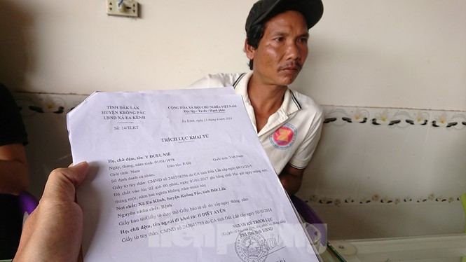 Ông Y Đuel Niê đang sống khoẻ mạnh đã bị UBND xã Ea Kênh 