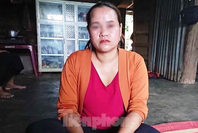 Bà H’Điêt Ayun trao đổi với phóng viên